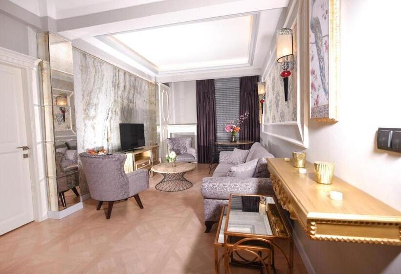 سوئیت با تخت بزرگ, My House