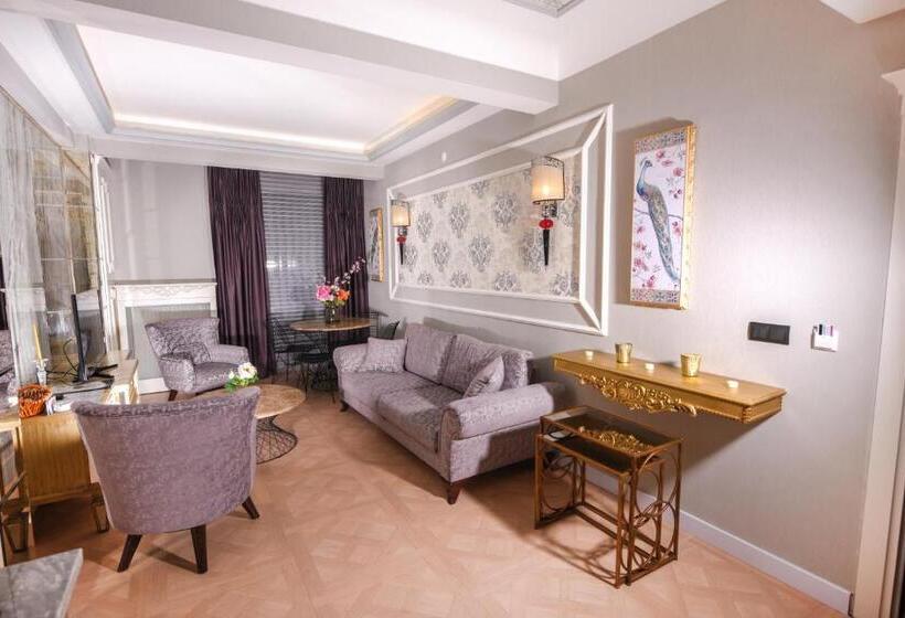 سوئیت با تخت بزرگ, My House