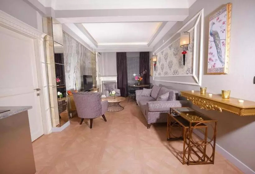 سوئیت با تخت بزرگ, My House