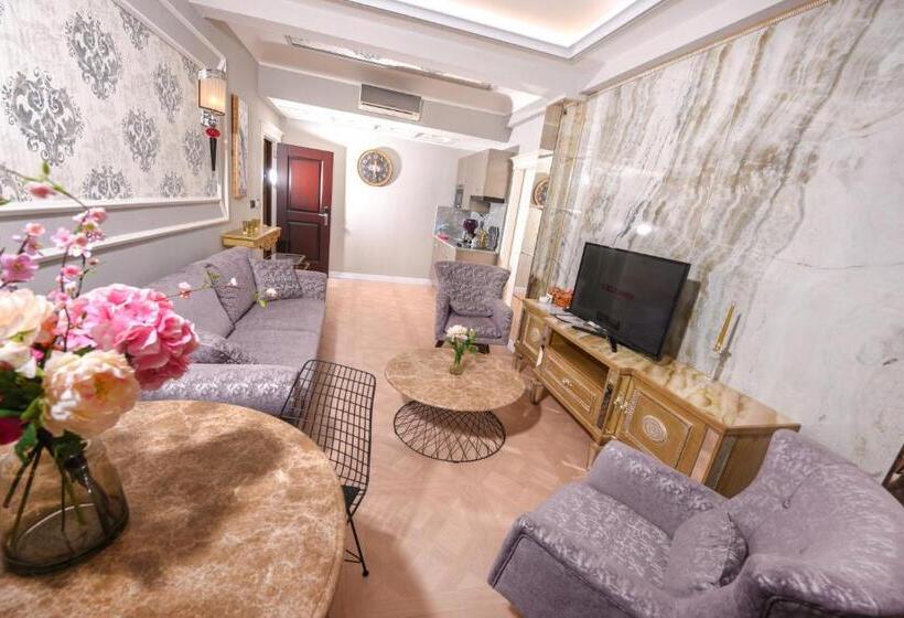 سوئیت با تخت بزرگ, My House