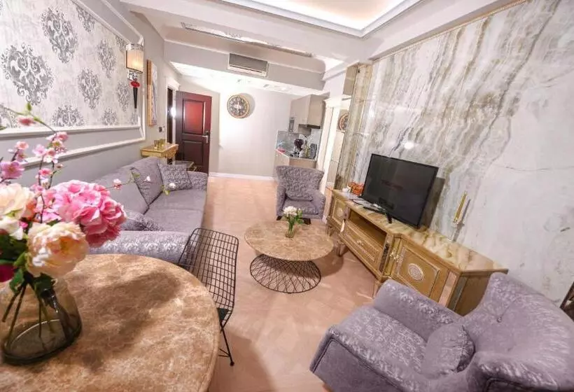 سوئیت با تخت بزرگ, My House