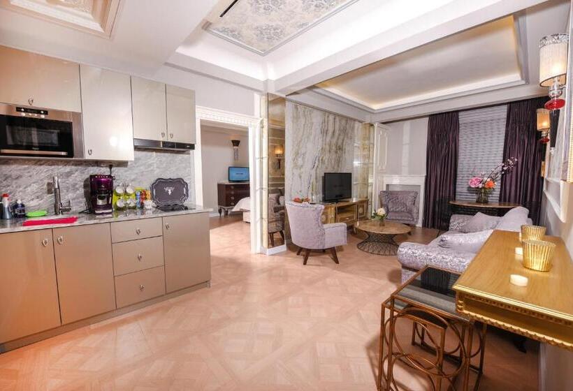 سوئیت با تخت بزرگ, My House