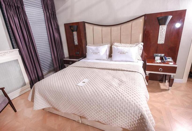 سوئیت با تخت بزرگ, My House