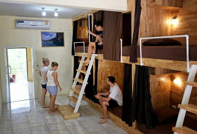 سرير فى غرفة مشتركه, Coco Khao Sok Hostel