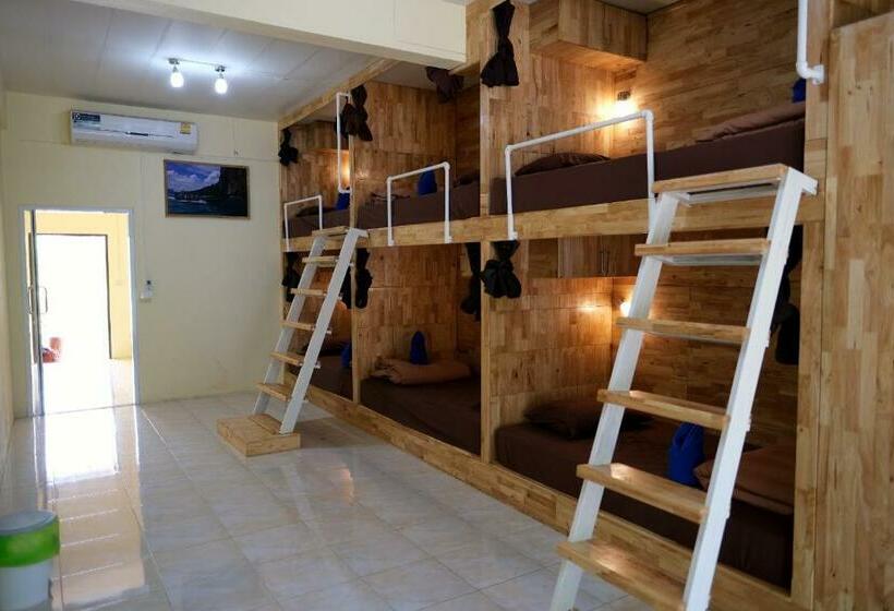 سرير فى غرفة مشتركه, Coco Khao Sok Hostel
