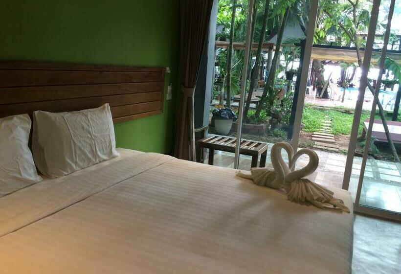 غرفة ديلوكس مطلة على حمام السباحة, Apple Beachfront Resort