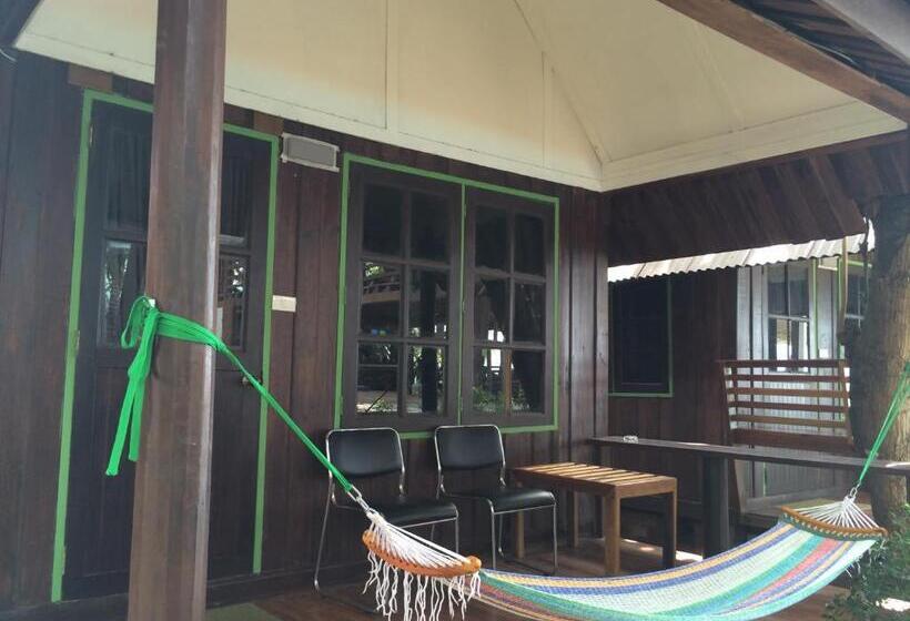 بنجلو عائلى, Apple Beachfront Resort