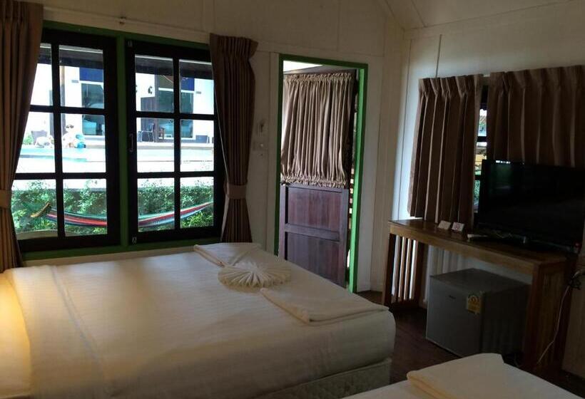 بنجلو عائلى, Apple Beachfront Resort