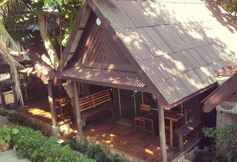 بنجلو عائلى, Apple Beachfront Resort