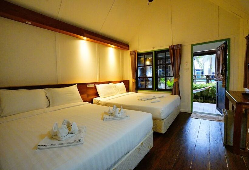 Семейный Номер, Apple Beachfront Resort