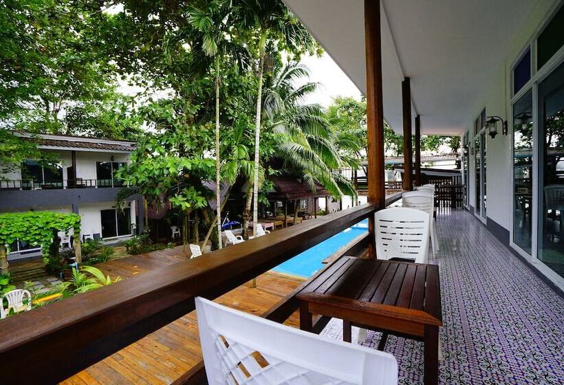 غرفة ديلوكس مطلة على حمام السباحة, Apple Beachfront Resort