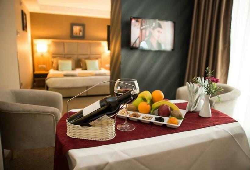 주니어 스위트, Efeler