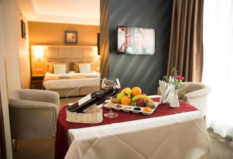 주니어 스위트, Efeler