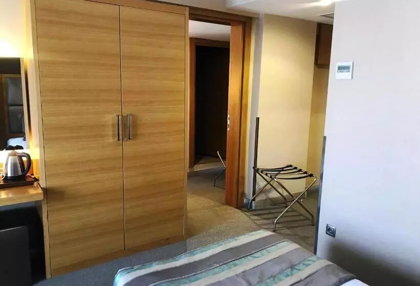 スタンダード4人部屋, Efeler