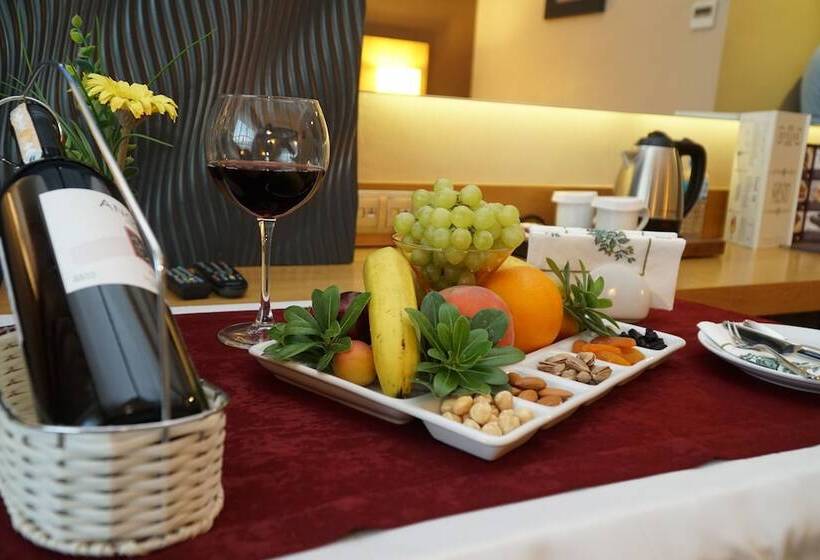 주니어 스위트, Efeler