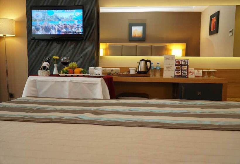 주니어 스위트, Efeler