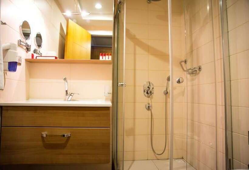 주니어 스위트, Efeler