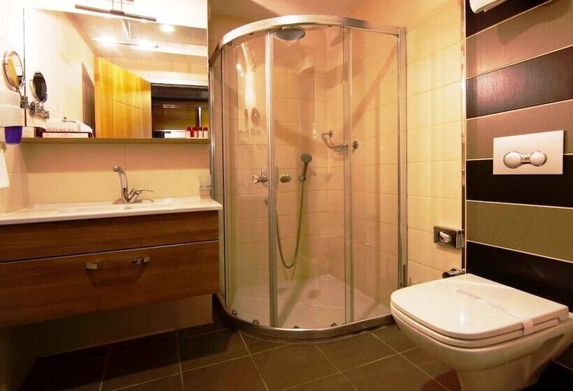 주니어 스위트, Efeler