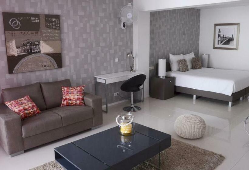 Люкс с Балконом, Prassa 3 Boutique