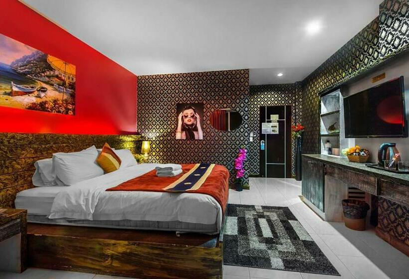 חדר דחוקס עם מיטת קינג, The Shades Boutique Hotel Patong Phuket