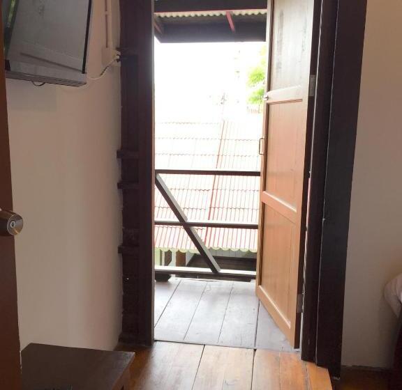 غرفة قياسية مع حمام خارجي, Niwas Ayutthaya