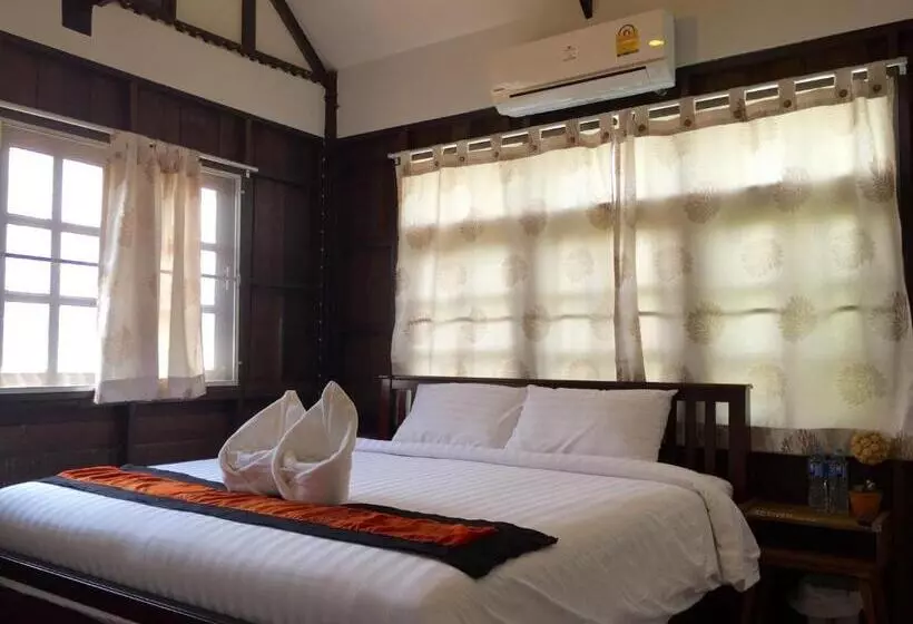 Standard room with outdoor bath, Niwas Ayutthaya