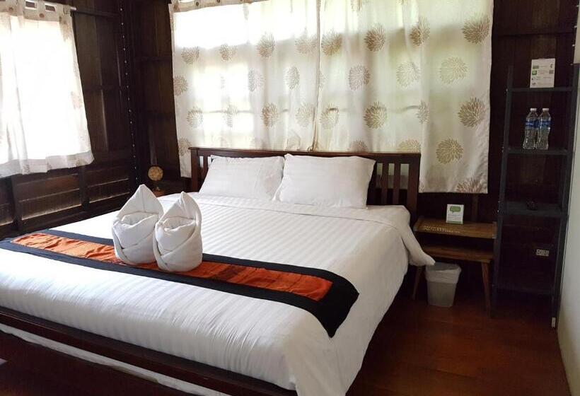 Standard room with outdoor bath, Niwas Ayutthaya