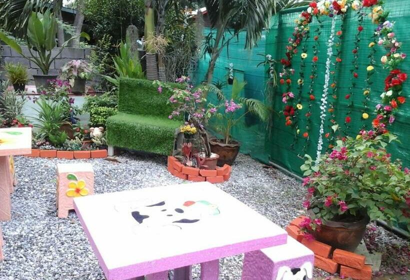 غرفة قياسية مزوَّدة بتراس, Samed Thanee