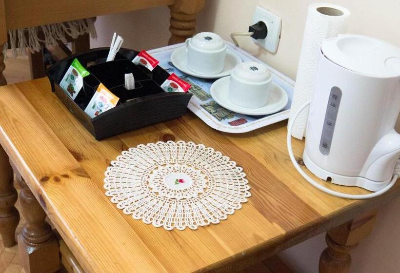 اتاق خانوادگی, Villa Lola & Nikola