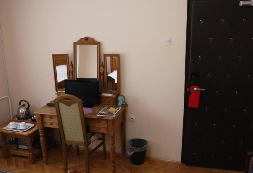 اتاق خانوادگی, Villa Lola & Nikola