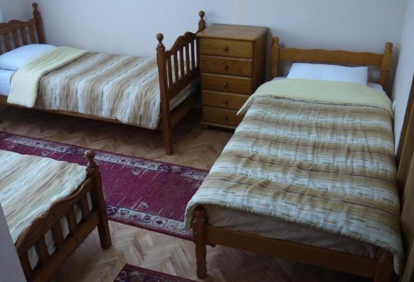 اتاق خانوادگی, Villa Lola & Nikola