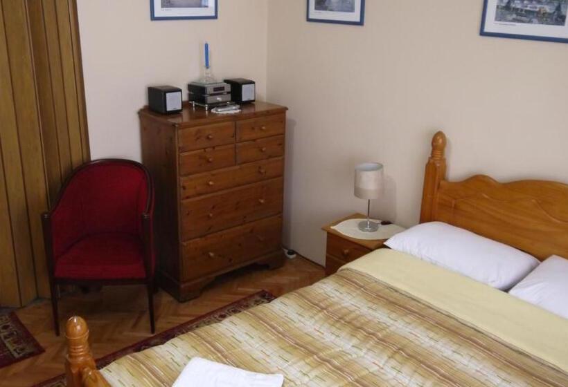 اتاق خانوادگی, Villa Lola & Nikola