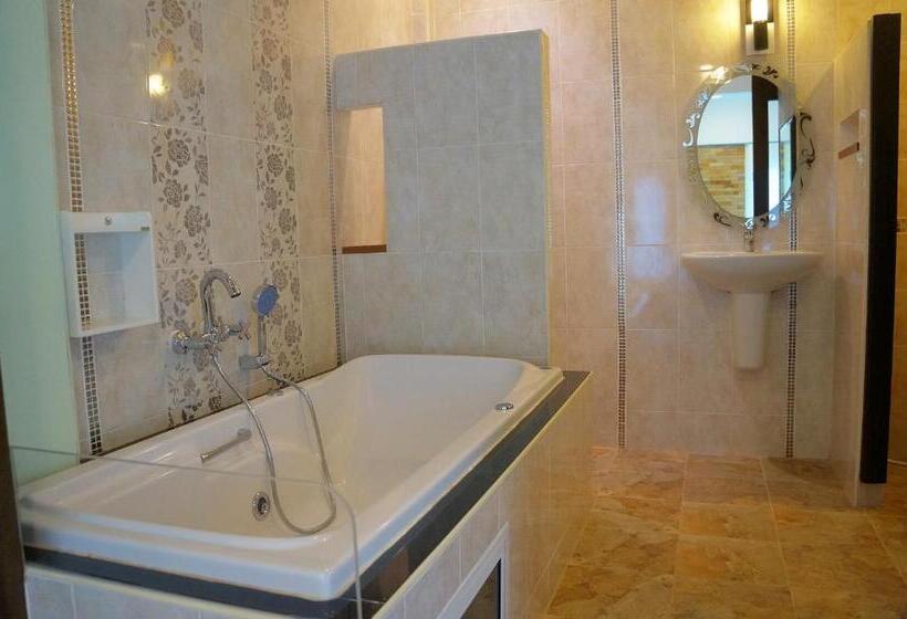 جناح مزود بجاكوزى, Chanpraya Resort