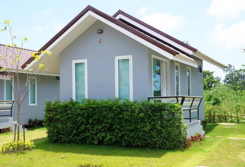 جناح مزود بجاكوزى, Chanpraya Resort