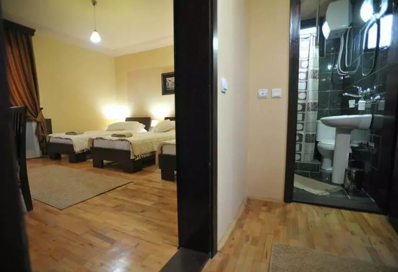اتاق استاندارد سه نفره, Garni Hotel City