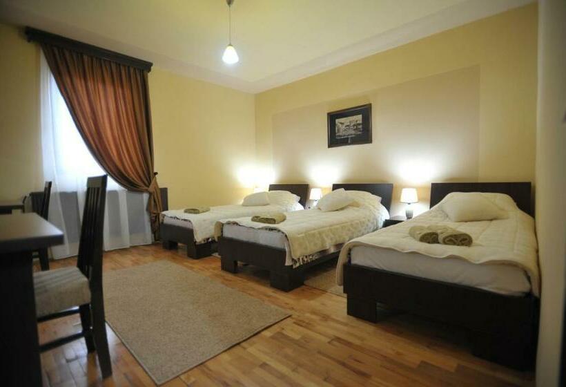 اتاق استاندارد سه نفره, Garni Hotel City