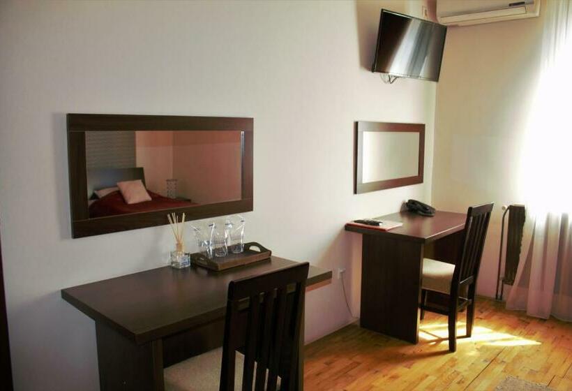 اتاق استاندارد سه نفره, Garni Hotel City