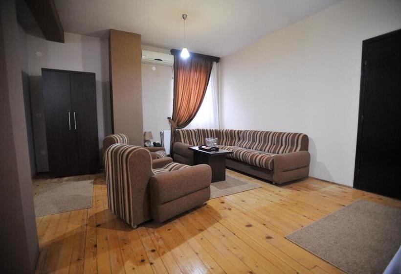 سوئیت کلاسیک, Garni Hotel City