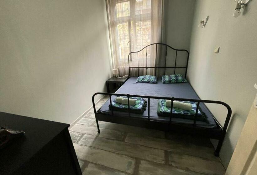 اتاق اکونومی, Habitat Hostel