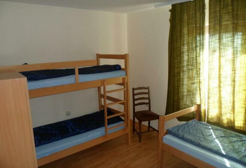 اتاق استاندارد سه تخته با سرویس بهداشتی مشترک, Hostel Olimpik