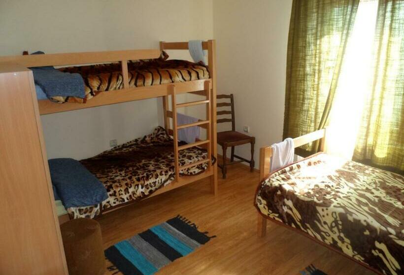 اتاق استاندارد سه تخته با سرویس بهداشتی مشترک, Hostel Olimpik