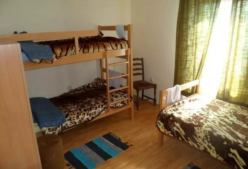 اتاق استاندارد سه تخته با سرویس بهداشتی مشترک, Hostel Olimpik