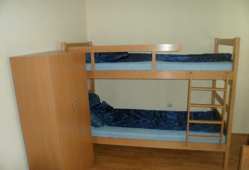 اتاق استاندارد سه تخته با سرویس بهداشتی مشترک, Hostel Olimpik