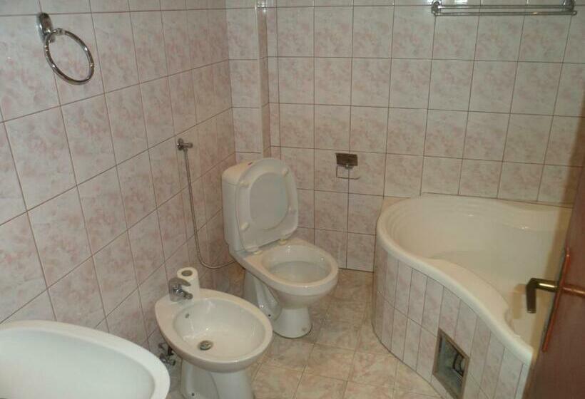 اتاق استاندارد با سرویس بهداشتی مشترک, Hostel Olimpik