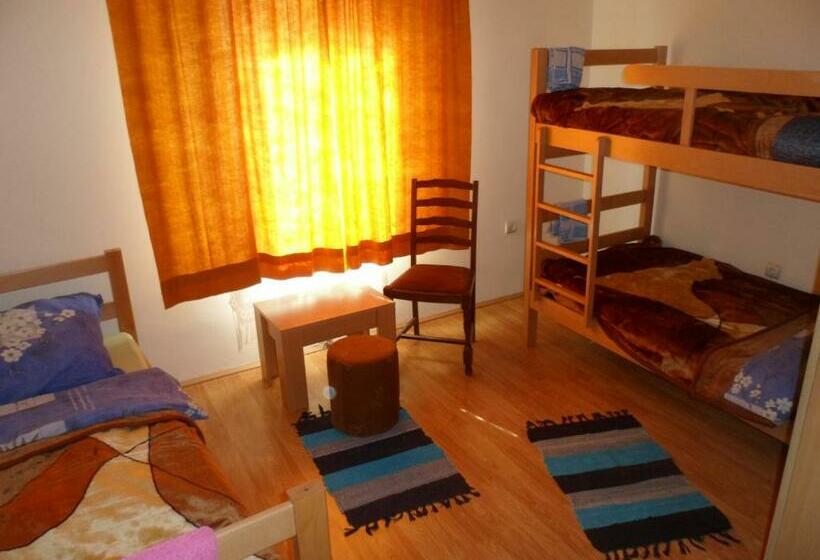 اتاق استاندارد سه تخته با سرویس بهداشتی مشترک, Hostel Olimpik