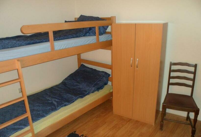 اتاق استاندارد سه تخته با سرویس بهداشتی مشترک, Hostel Olimpik