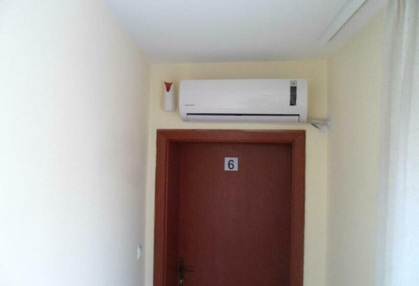 اتاق استاندارد سه تخته با سرویس بهداشتی مشترک, Hostel Olimpik