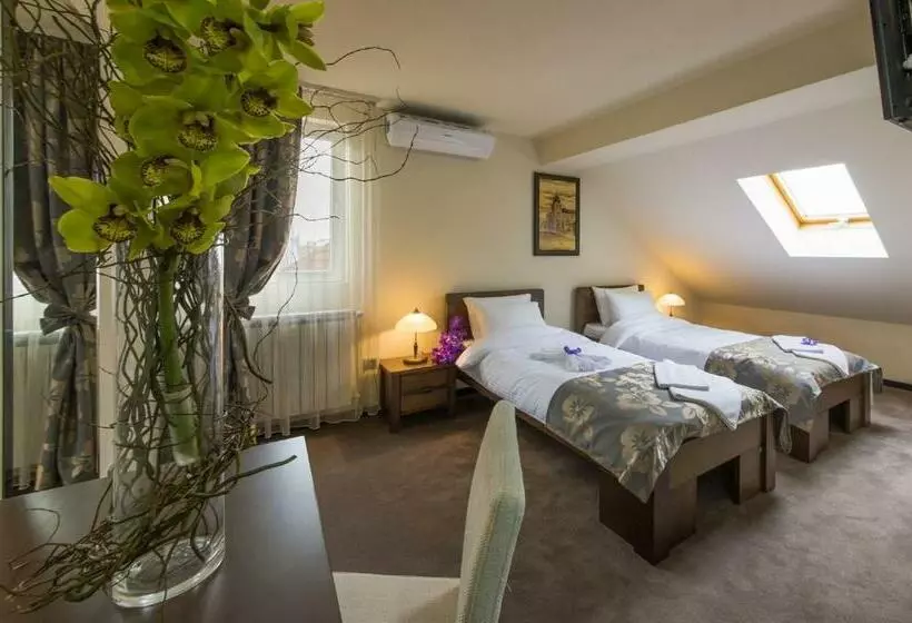 اتاق کلاسیک سه تخته, Garni Hotel Central Lux