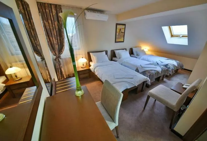 اتاق کلاسیک سه تخته, Garni Hotel Central Lux