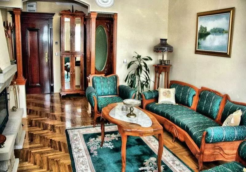 سوییت, Villa Majur